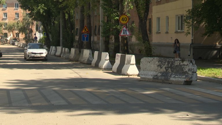 Бетонные блоки установили прямо на парковочных местах в одном из переулков Иркутска